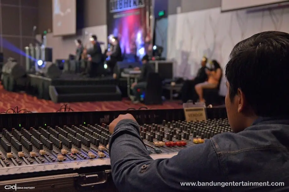 Hiburan musik band pada Liebherr Singapore Masquerade Night 2016